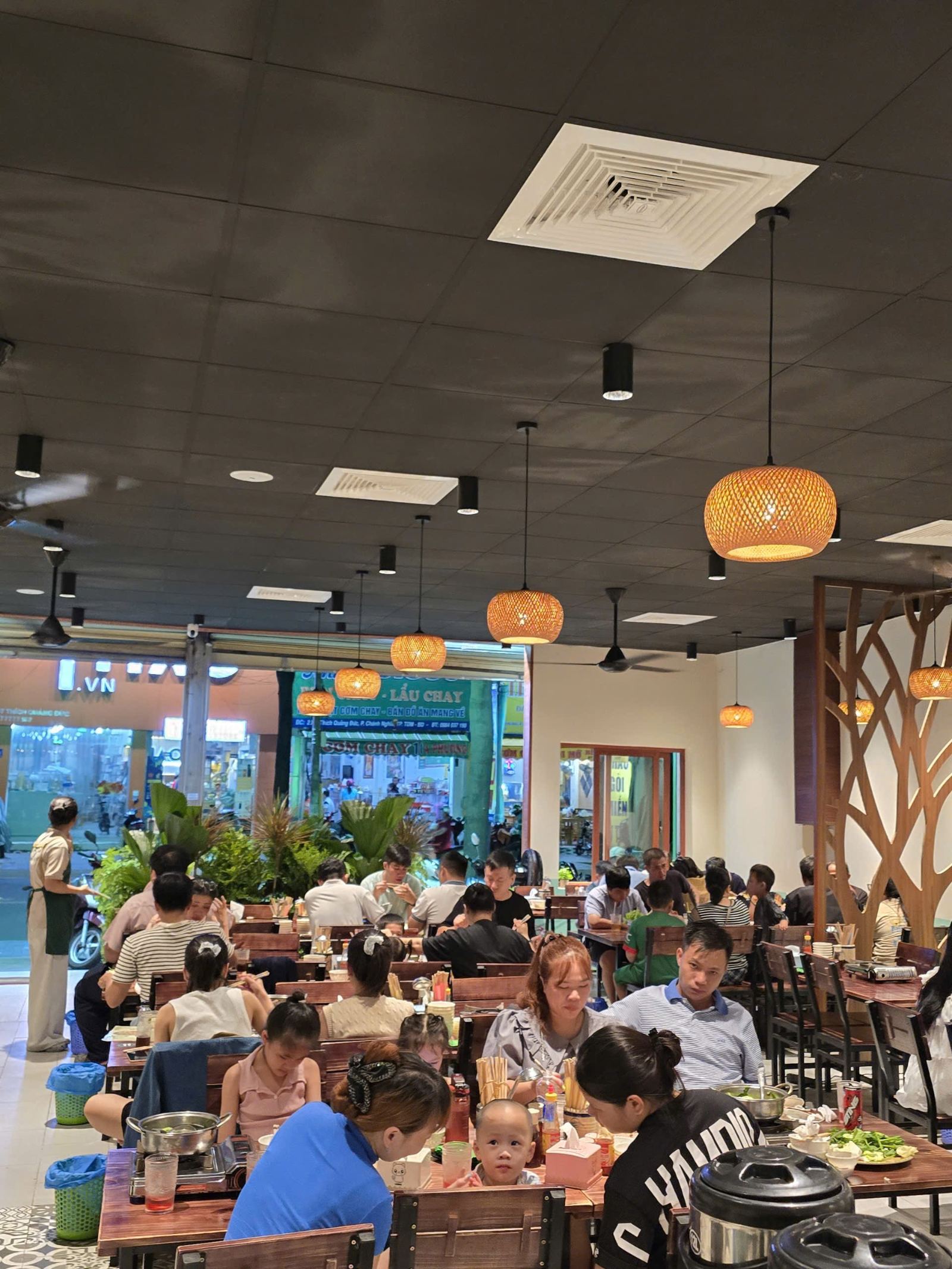 Mạ Tôi Bình Dương - Lẩu Khổ Qua Rừng 200 Thích Quảng Đức - Không gian bên trong