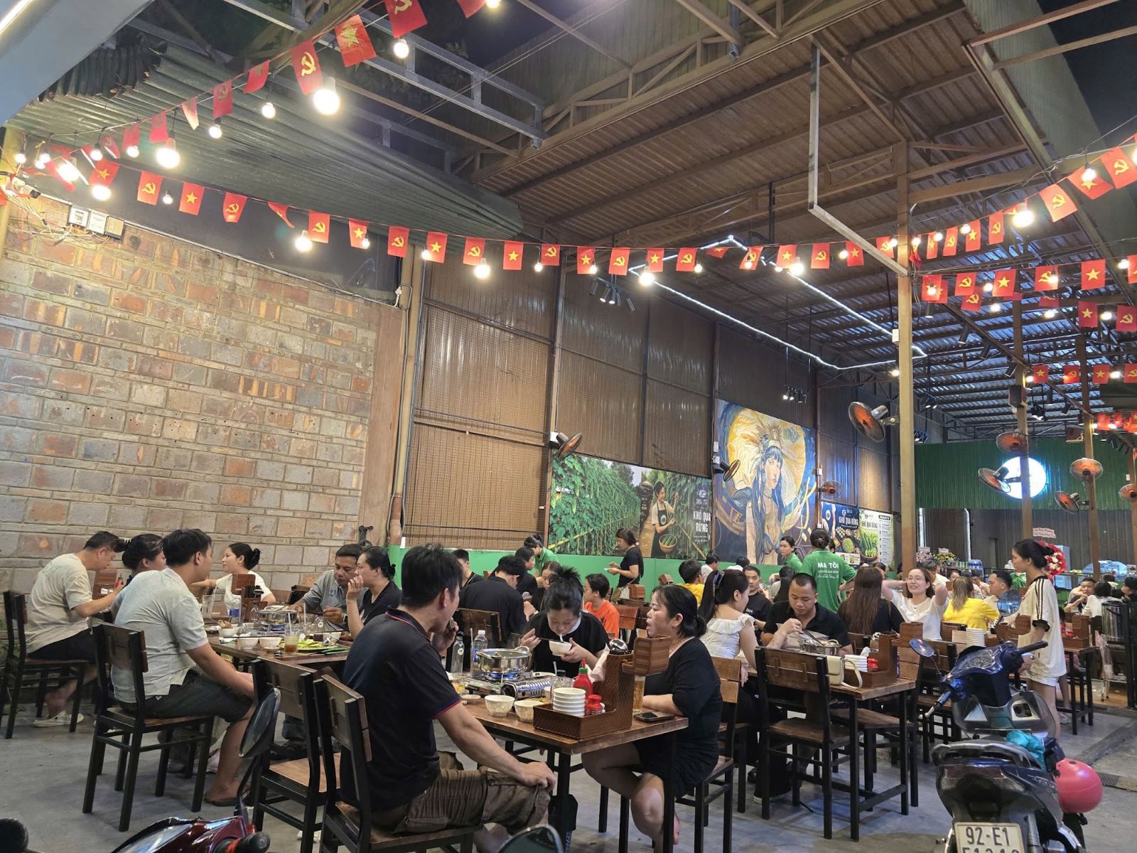 Mạ Tôi Bình Dương - Lẩu Khổ Qua Rừng 471 Lê Hồng Phong - Không gian bên trong