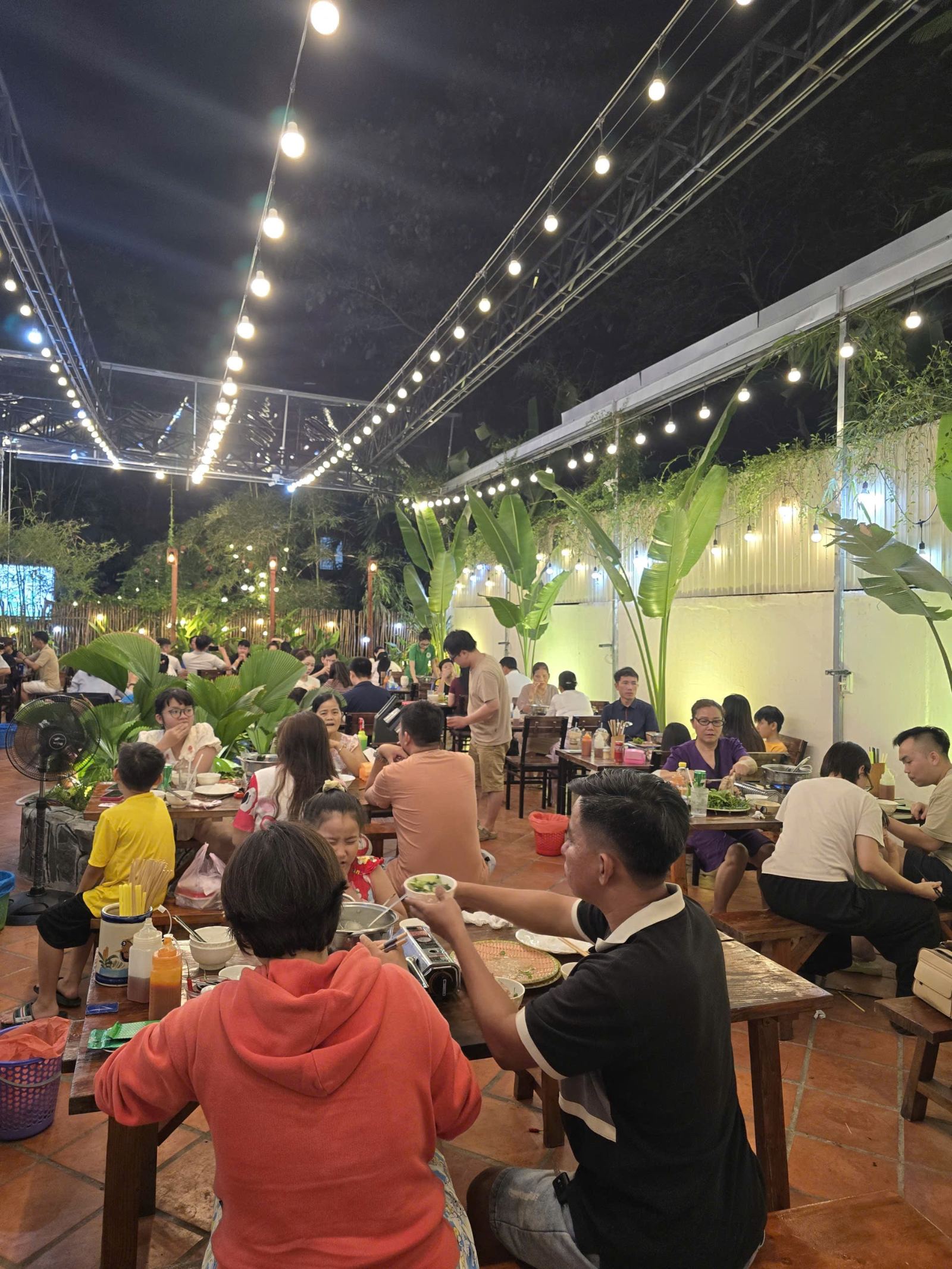 Mạ Tôi Bình Dương - Lẩu Khổ Qua Rừng 933 Cách Mạng Tháng Tám - Không gian bên trong